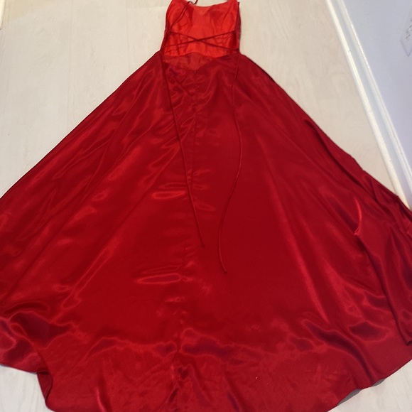NWOT Betsey Adams Satin Red Slit Strap Back Gown size 8 - Picture 5 of 5